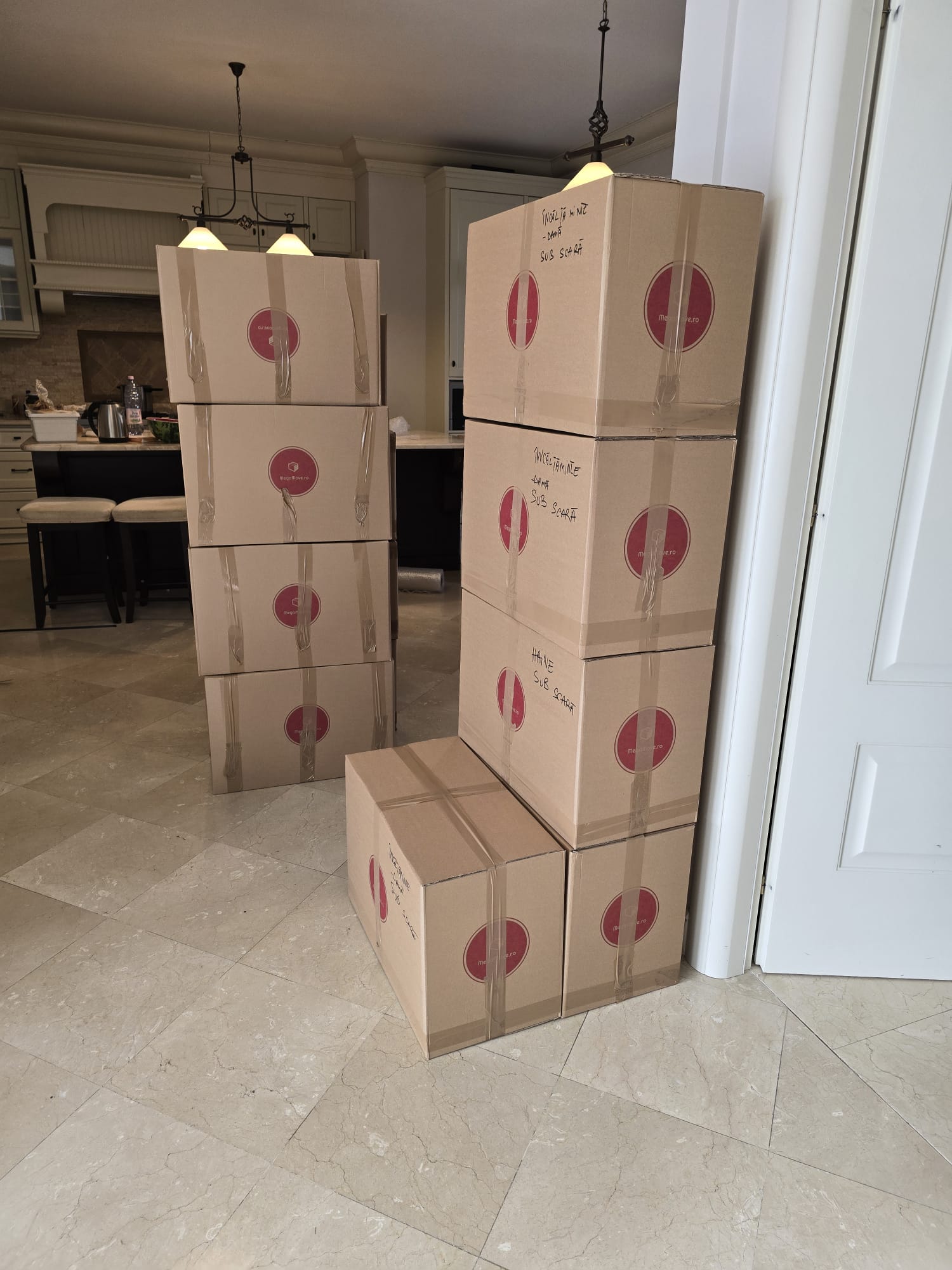 Cutiile de carton ambalate pentru mutarea mobilei